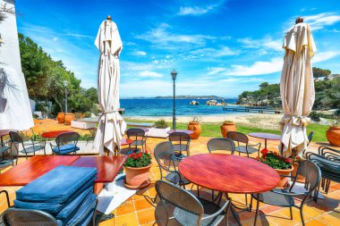 Plaj barından Porto Rafael 'in inanılmaz manzarası. Meşhur seyahat yeri. Konum: Porto Rafael, Olbia Tempio ili, Sardunya, İtalya, Avrupa