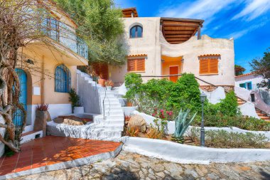 Porto Rafael tatil köyünün inanılmaz manzarası. Sardunya 'nın resimli evleri. Konum: Porto Rafael, Olbia Tempio ili, Sardunya, İtalya, Avrupa