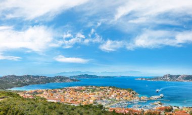 Palau limanı ve La Maddalena adasının inanılmaz manzarası. Konum: Palau, Olbia-Tempio ili, Sardinya, İtalya, Avrupa