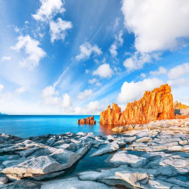 Arbatax 'ta Red Rocks' un (Rocce Rosse) kayda değer günbatımı manzarası. Konum: Arbatax, Ogliastra ili, Capo Bellavista, Sardinya, İtalya, Avrupa