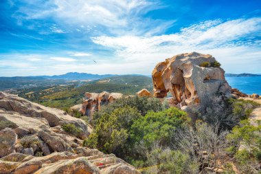 Capo Dorso 'daki popüler tatil beldesi Bear Rock' a (Roccia dellOrso) inanılmaz bir manzara. Konum: Olbia-Tempio ili, Sardinya, İtalya, Avrupa