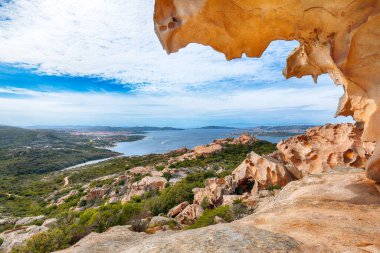 Capo Dorso 'daki popüler tatil beldesi Bear Rock' a (Roccia dellOrso) inanılmaz bir manzara. Konum: Olbia-Tempio ili, Sardinya, İtalya, Avrupa