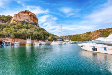 Kosta Smeralda 'da lüks yatları olan Poltu Quatu limanı ve körfezinin inanılmaz manzarası. Akdeniz 'in popüler seyahat noktası. Konum: Poltu Quatu, Sassari ili, Sardunya, İtalya, Avrupa