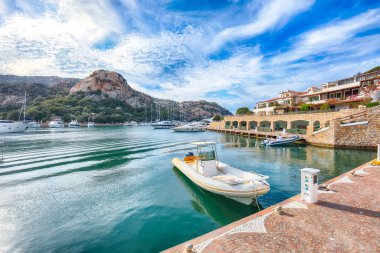 Kosta Smeralda 'da lüks yatları olan Poltu Quatu limanı ve körfezinin inanılmaz manzarası. Akdeniz 'in popüler seyahat noktası. Konum: Poltu Quatu, Sassari ili, Sardunya, İtalya, Avrupa