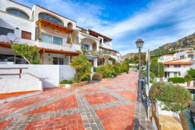 Costa Smeralda 'daki Poltu Quatu kasabasının inanılmaz manzarası. Akdeniz 'in popüler seyahat noktası. Konum: Poltu Quatu, Sassari ili, Sardunya, İtalya, Avrupa