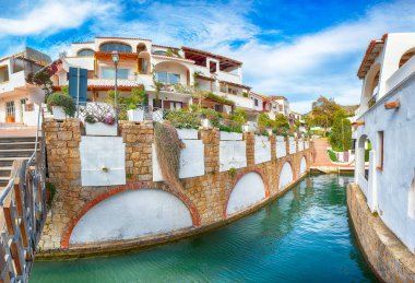 Costa Smeralda 'daki Poltu Quatu kasabasının inanılmaz manzarası. Akdeniz 'in popüler seyahat noktası. Konum: Poltu Quatu, Sassari ili, Sardunya, İtalya, Avrupa