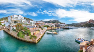 Costa Smeralda 'daki Poltu Quatu kasabasının inanılmaz manzarası. Akdeniz 'in popüler seyahat noktası. Konum: Poltu Quatu, Sassari ili, Sardunya, İtalya, Avrupa