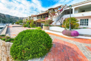 Costa Smeralda 'daki Poltu Quatu kasabasının inanılmaz manzarası. Akdeniz 'in popüler seyahat noktası. Konum: Poltu Quatu, Sassari ili, Sardunya, İtalya, Avrupa