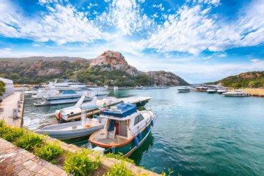 Kosta Smeralda 'da lüks yatları olan Poltu Quatu limanı ve körfezinin inanılmaz manzarası. Akdeniz 'in popüler seyahat noktası. Konum: Poltu Quatu, Sassari ili, Sardunya, İtalya, Avrupa