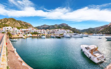 Kosta Smeralda 'da lüks yatları olan Poltu Quatu limanı ve körfezinin inanılmaz manzarası. Akdeniz 'in popüler seyahat noktası. Konum: Poltu Quatu, Sassari ili, Sardunya, İtalya, Avrupa