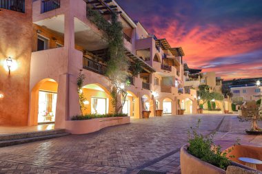 Porto Cervo kasabasının inanılmaz manzarası gece aydınlandı. Akdeniz 'in popüler turizm beldesi. Konum: Arzachena, Sassari ili, Sardunya, İtalya, Avrupa