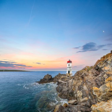 Capo Ferro Deniz Feneri 'nin inanılmaz manzarası. Akdeniz 'in popüler seyahat noktası. Konum: Porto Cervo, Sassari ili, Sardunya, İtalya, Avrupa