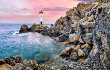 Capo Ferro Deniz Feneri 'nin inanılmaz manzarası. Akdeniz 'in popüler seyahat noktası. Konum: Porto Cervo, Sassari ili, Sardunya, İtalya, Avrupa