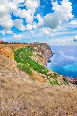 Cape Fiolent 'te büyüleyici bir günbatımı çalılar ve kayalar ön planda. Konum: Kırım, Pelerin Fiolent