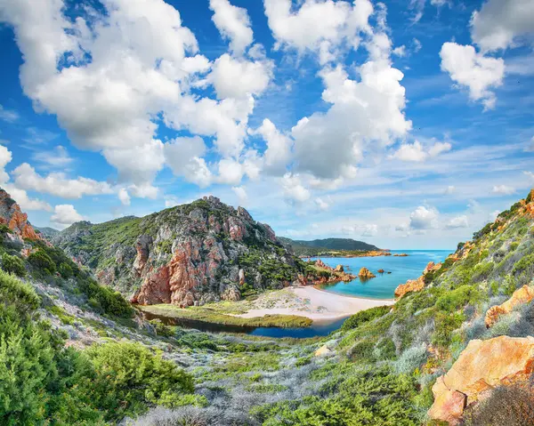 Costa Paradiso tatil beldesindeki Li Cossi plajının muhteşem manzarası. Akdeniz 'in resimli deniz manzarası. Konum: Costa Paradiso, Sassari ili, Sardunya, İtalya, Avrupa