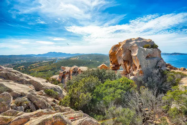Capo Dorso 'daki popüler tatil beldesi Bear Rock' a (Roccia dellOrso) inanılmaz bir manzara. Konum: Olbia-Tempio ili, Sardinya, İtalya, Avrupa