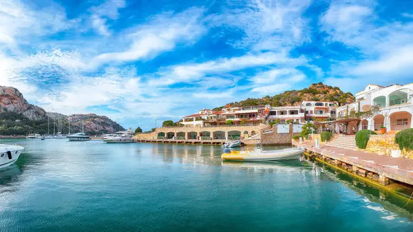 Kosta Smeralda 'da lüks yatları olan Poltu Quatu limanı ve körfezinin inanılmaz manzarası. Akdeniz 'in popüler seyahat noktası. Konum: Poltu Quatu, Sassari ili, Sardunya, İtalya, Avrupa