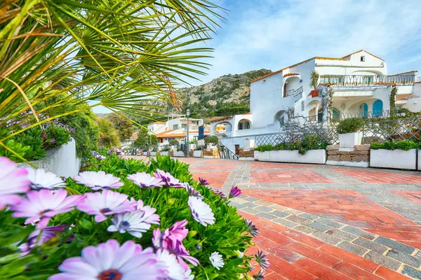 Costa Smeralda 'daki Poltu Quatu kasabasının inanılmaz manzarası. Akdeniz 'in popüler seyahat noktası. Konum: Poltu Quatu, Sassari ili, Sardunya, İtalya, Avrupa