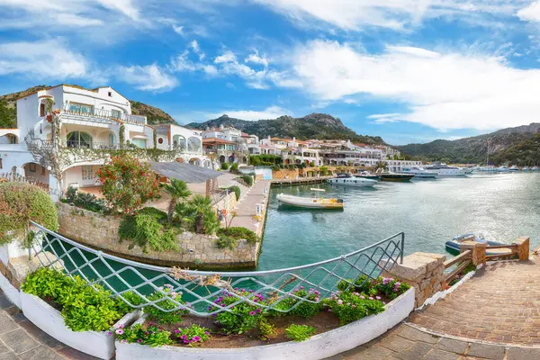 Kosta Smeralda 'da lüks yatları olan Poltu Quatu limanı ve körfezinin inanılmaz manzarası. Akdeniz 'in popüler seyahat noktası. Konum: Poltu Quatu, Sassari ili, Sardunya, İtalya, Avrupa