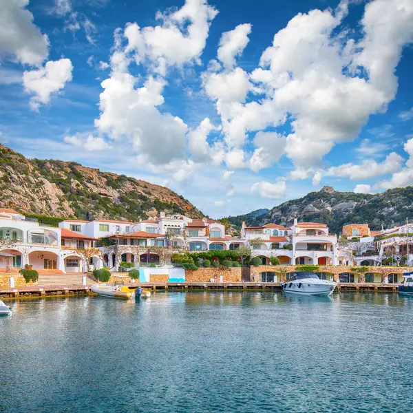 Kosta Smeralda 'da lüks yatları olan Poltu Quatu limanı ve körfezinin inanılmaz manzarası. Akdeniz 'in popüler seyahat noktası. Konum: Poltu Quatu, Sassari ili, Sardunya, İtalya, Avrupa