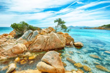 Costa Smeralda 'daki Capriccioli plajının inanılmaz manzarası. Akdeniz 'in popüler turizm beldesi. Konum: Arzachena, Sassari ili, Sardunya, İtalya, Avrupa