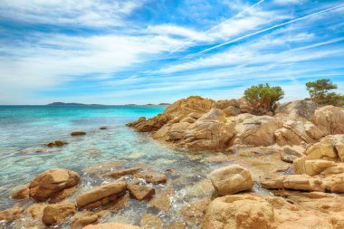 Costa Smeralda 'daki Capriccioli plajının inanılmaz manzarası. Akdeniz 'in popüler turizm beldesi. Konum: Arzachena, Sassari ili, Sardunya, İtalya, Avrupa