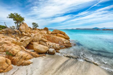 Costa Smeralda 'daki Capriccioli plajının inanılmaz manzarası. Akdeniz 'in popüler turizm beldesi. Konum: Arzachena, Sassari ili, Sardunya, İtalya, Avrupa