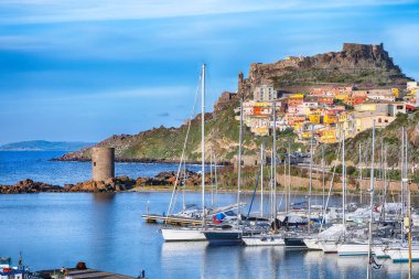 Castelsardo 'nun Ortaçağ kasabasının inanılmaz manzarası. Castelsardo limanının şehir manzarası. Konum: Castelsardo, Sassari ili, Sardunya, İtalya, Avrupa