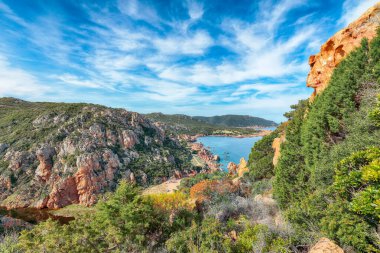 Popüler seyahat merkezi Costa Paradiso 'nun inanılmaz manzarası. Akdeniz 'in pitoresk manzarası. Konum: Costa Paradiso, Sassari ili, Sardunya, İtalya, Avrupa