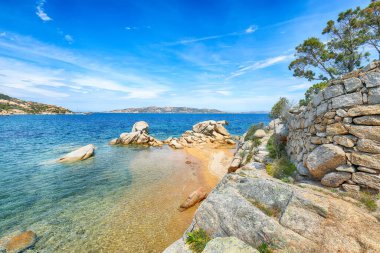 Porto Rafael tatil köyünün inanılmaz manzarası. Akdeniz 'in resimli deniz manzarası. Konum: Porto Rafael, Olbia Tempio ili, Sardunya, İtalya, Avrupa