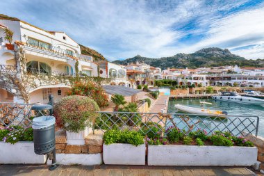 Costa Smeralda 'daki Poltu Quatu kasabasının inanılmaz manzarası. Akdeniz 'in popüler seyahat noktası. Konum: Poltu Quatu, Sassari ili, Sardunya, İtalya, Avrupa