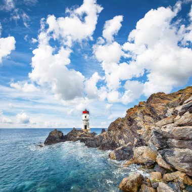 Capo Ferro Deniz Feneri 'nin inanılmaz manzarası. Akdeniz 'in popüler seyahat noktası. Konum: Porto Cervo, Sassari ili, Sardunya, İtalya, Avrupa