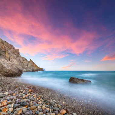 Sahilin muhteşem manzarası ve uzun pozlu kayalar. Muhteşem deniz manzarası. Yeri: Jasper Sahili, Cape Fiolent, Kırım