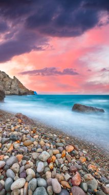 Sahilin muhteşem manzarası ve uzun pozlu kayalar. Muhteşem deniz manzarası. Yeri: Jasper Sahili, Cape Fiolent, Kırım