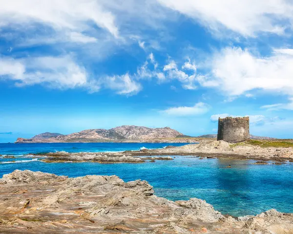 La Pelosa sahilinin ve Torre della Pelosa yakınlarındaki kayalık sahilin inanılmaz sabah manzarası. Konum: Stintino, Sassari ili, İtalya, Avrupa