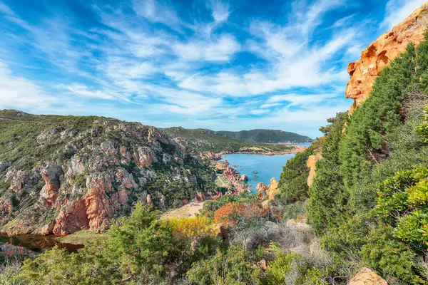 Popüler seyahat merkezi Costa Paradiso 'nun inanılmaz manzarası. Akdeniz 'in pitoresk manzarası. Konum: Costa Paradiso, Sassari ili, Sardunya, İtalya, Avrupa