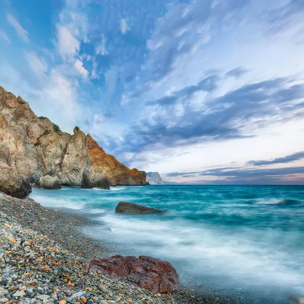 Sahilin muhteşem manzarası ve uzun pozlu kayalar. Muhteşem deniz manzarası. Yeri: Jasper Sahili, Cape Fiolent, Kırım