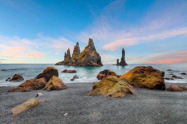 Vik köyü yakınlarındaki Kara Kumsalda Troll Toes adlı kaya oluşumlarıyla etkileyici bir manzara.