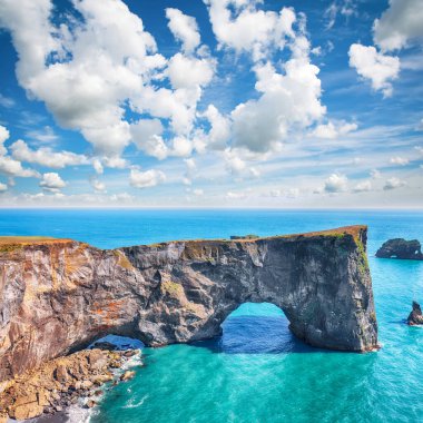 Etkileyici ve Atlantik 'in güney kıyısındaki Dyrholaey Doğa Rezervi' nde eşsiz bazalt kemeri var.