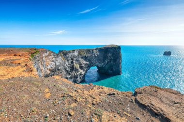 Etkileyici ve Atlantik 'in güney kıyısındaki Dyrholaey Doğa Rezervi' nde eşsiz bazalt kemeri var.