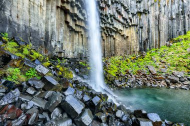 İzlanda 'nın güney kesimindeki bazalt sütunlu Svartifoss şelalesinin Ramarkable manzarası. Konum: Skaftafell Ulusal Parkı, Vatnajokull Buzulu, İzlanda, Avrupa.
