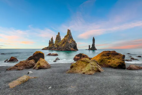 Vik köyü yakınlarındaki Kara Kumsalda Troll Toes adlı kaya oluşumlarıyla etkileyici bir manzara.