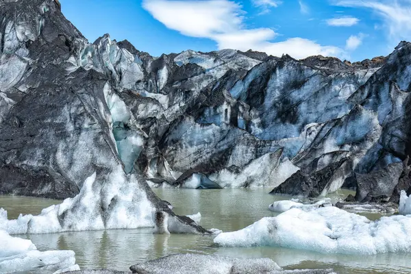 İzlanda Atlantik 'in güney kıyısındaki Katla Geopark' taki Solheimajokull buzuluna etkileyici bir bakış açısı. Konum: Myrdalsjokull buzulunun güney buzul dili, Vik köyü, İzlanda, Avrupa