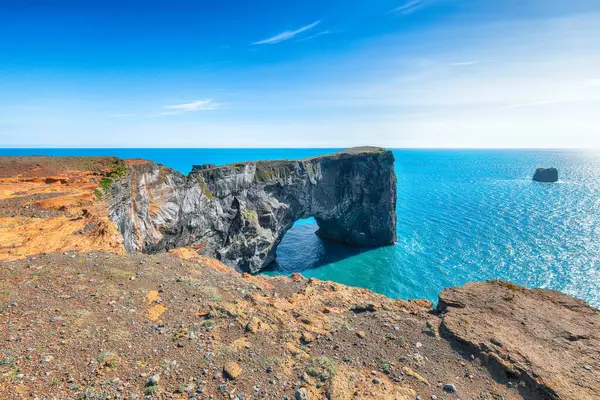 Etkileyici ve Atlantik 'in güney kıyısındaki Dyrholaey Doğa Rezervi' nde eşsiz bazalt kemeri var.