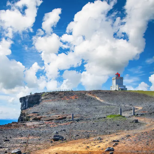 Cape Dyrholaey 'de beyaz deniz feneri olan etkileyici manzara..