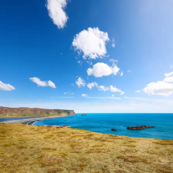 Atlantik 'in güney kıyısındaki Dyrholaey' den Kirkjufjara 'nın kara kumsal manzarası etkileyici.