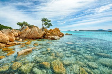 Costa Smeralda 'daki Capriccioli plajının inanılmaz manzarası. Akdeniz 'in popüler turizm beldesi. Konum: Arzachena, Sassari ili, Sardunya, İtalya, Avrupa