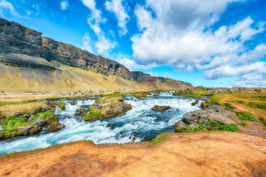 Etkileyici Fossalar, Skaftarhreppur 'un mücevherlerinden biri. Skaftarhreppur yakınlarında küçük bir şelale. Konum: Fossalar nehri, Skaftarhreppur, İzlanda, Avrupa