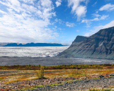 Impressive view of Skaftafellsjokull glacier tongue and volcanic mountains around on South Iceland. Location: Skaftafell National Park, Skaftafellsjokull glacier, Iceland, Europe.