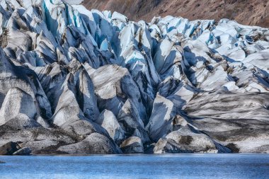 Impressive view of Skaftafellsjokull glacier tongue and volcanic mountains around on South Iceland. Location: Skaftafell National Park, Skaftafellsjokull glacier, Iceland, Europe.